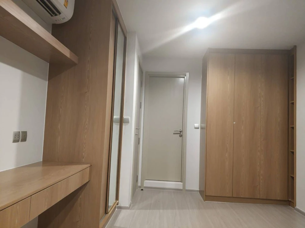 For rent: Life Ladprao, 44th floor, corner room, city view, fully furnished, ready to move in, reserve now, don't wait.