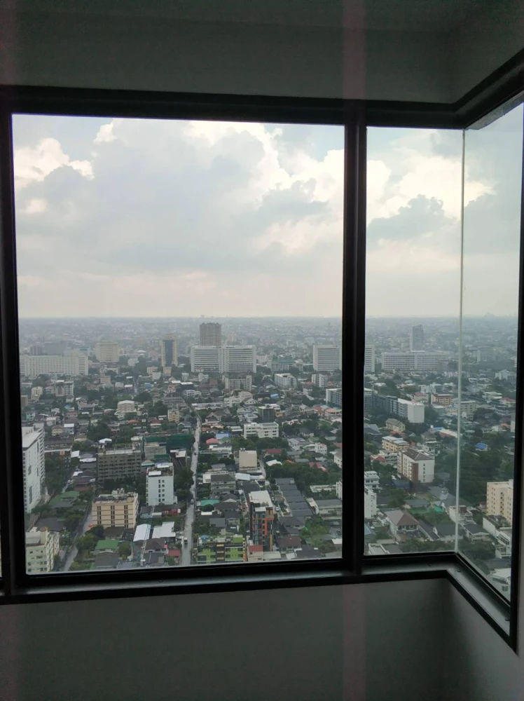 For rent: Life Ladprao, 44th floor, corner room, city view, fully furnished, ready to move in, reserve now, don't wait.