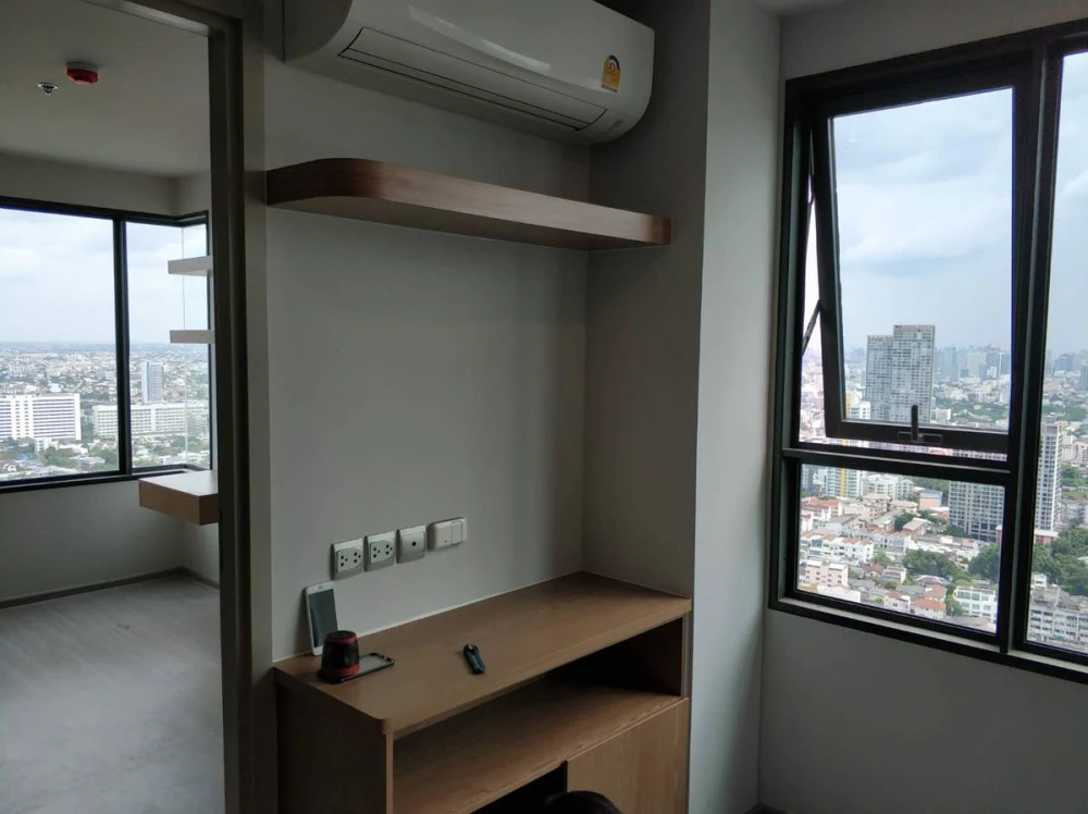 For rent: Life Ladprao, 44th floor, corner room, city view, fully furnished, ready to move in, reserve now, don't wait.