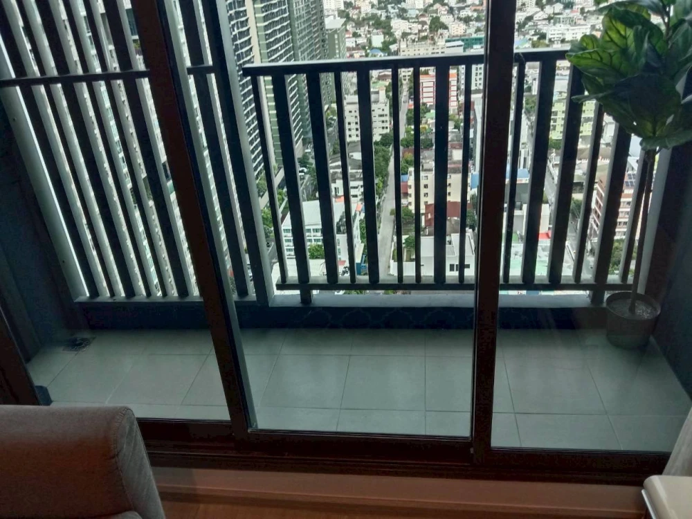 For rent: Life Ladprao, One bed plus room, North side, 27th floor, City view, complete here, just come with your belongings and you can move in.