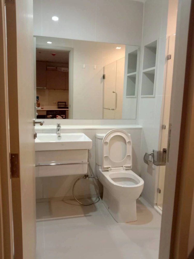 For rent: Life Ladprao, One bed plus room, North side, 27th floor, City view, complete here, just come with your belongings and you can move in.