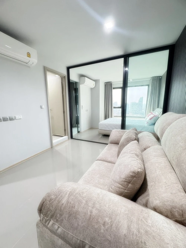 For rent: Life Ladprao, 20th floor room, very high, spacious room, comfortable, fully decorated, must arrange.