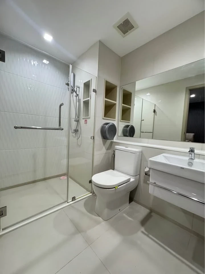 For rent: Life Ladprao, 20th floor room, very high, spacious room, comfortable, fully decorated, must arrange.