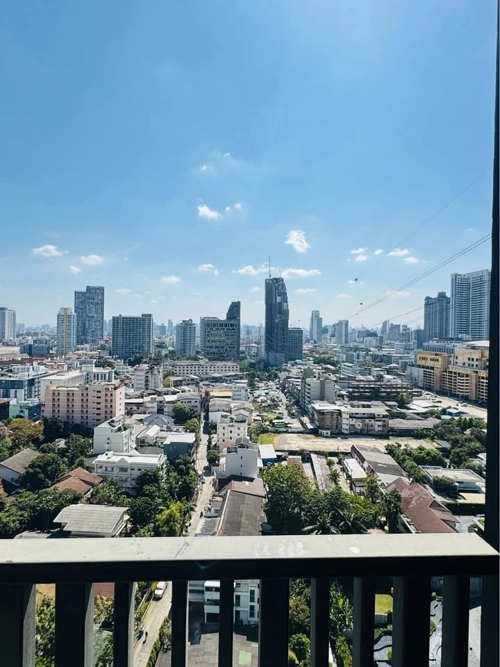 For rent: Life Ladprao, 20th floor room, very high, spacious room, comfortable, fully decorated, must arrange.