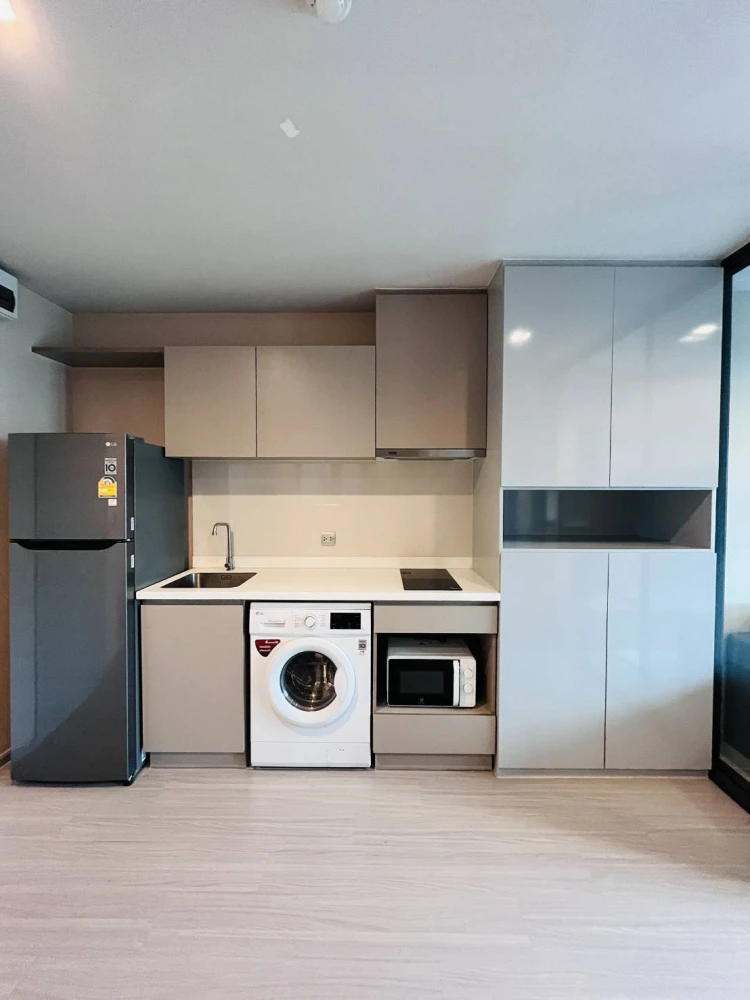 For rent: Life Ladprao, high floor unit, spacious and comfortable, fully furnished with complete amenities. Just bring your suitcase!