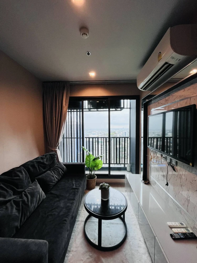 For rent: Life Ladprao, high floor unit, spacious and comfortable, fully furnished with complete amenities. Just bring your suitcase!