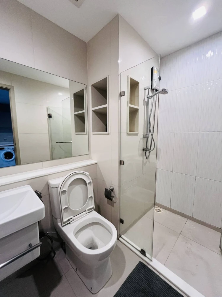 For rent: Life Ladprao, high floor unit, spacious and comfortable, fully furnished with complete amenities. Just bring your suitcase!