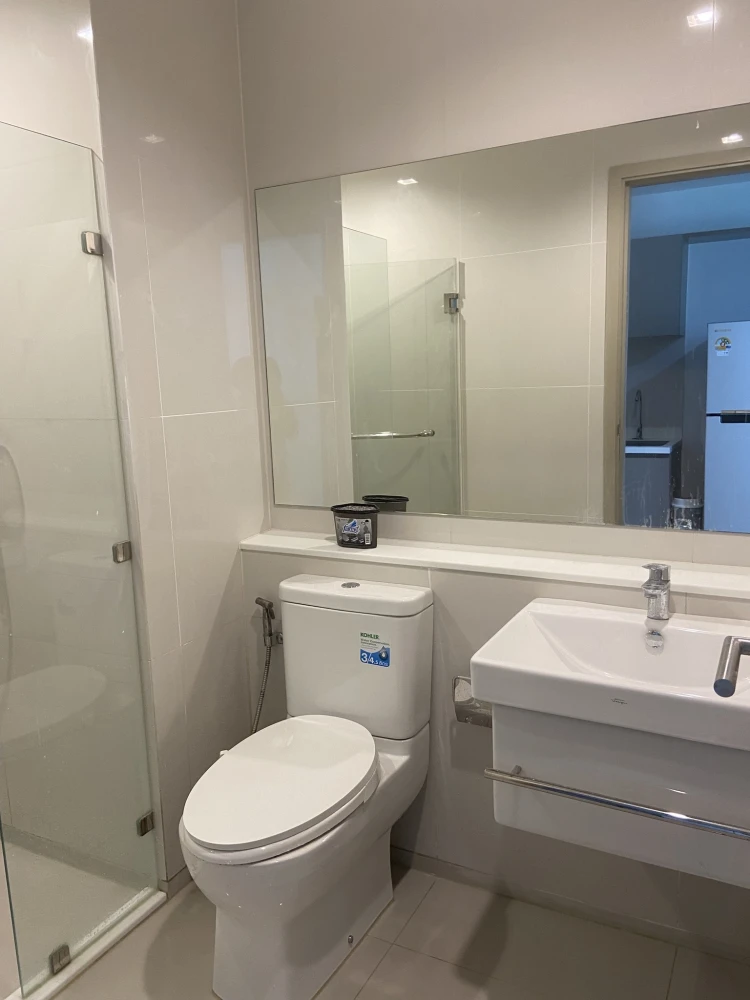 For rent: Life Ladprao, a nice room with complete furniture and electrical appliances. Don't miss out on this great deal.