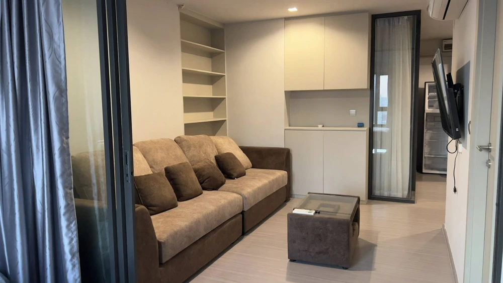 For rent or sell: Life Ladprao, a lovely room with full furnishings, located on a high floor. Spacious and ideal, book now!