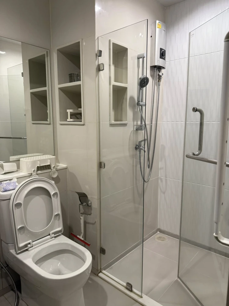 For rent: Life Ladprao, ready to move in, high floor, furnished, ready to reserve now.