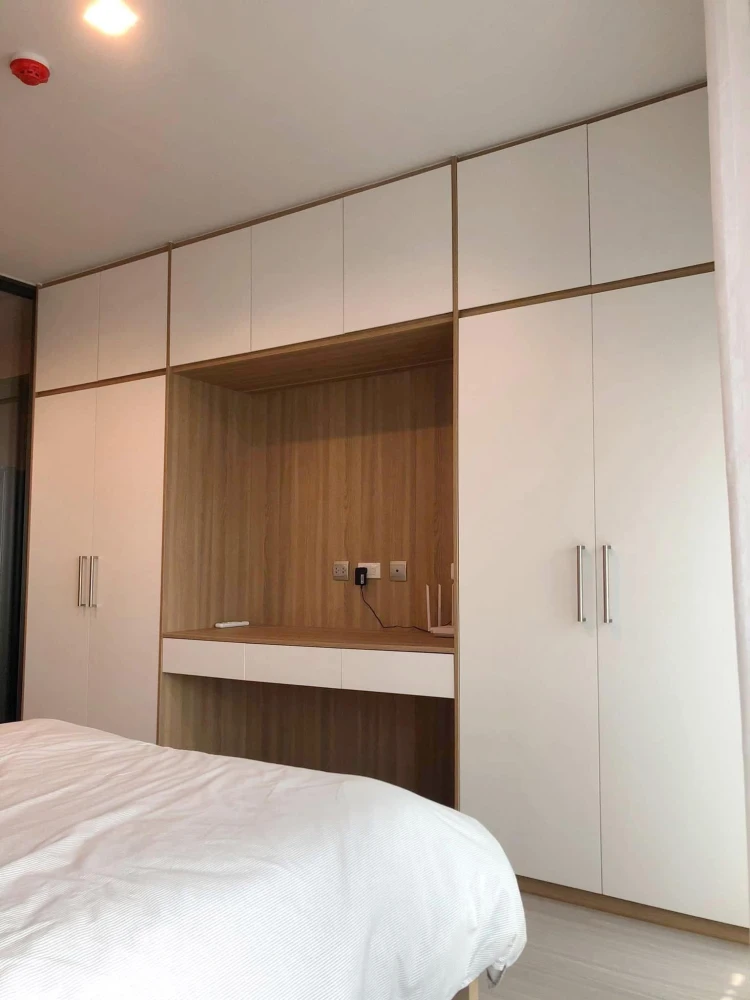 For rent: Life Ladprao, corner room, wall attached to one other room, very high floor, beautiful city view, move now, don't hesitate.