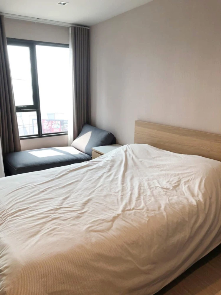 For rent: Life Ladprao, corner room, wall attached to one other room, very high floor, beautiful city view, move now, don't hesitate.
