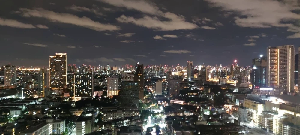 For rent: Life Ladprao. Located on a very high floor with a stunning view. This is an end unit, featuring high-quality wallpaper. Book it now!