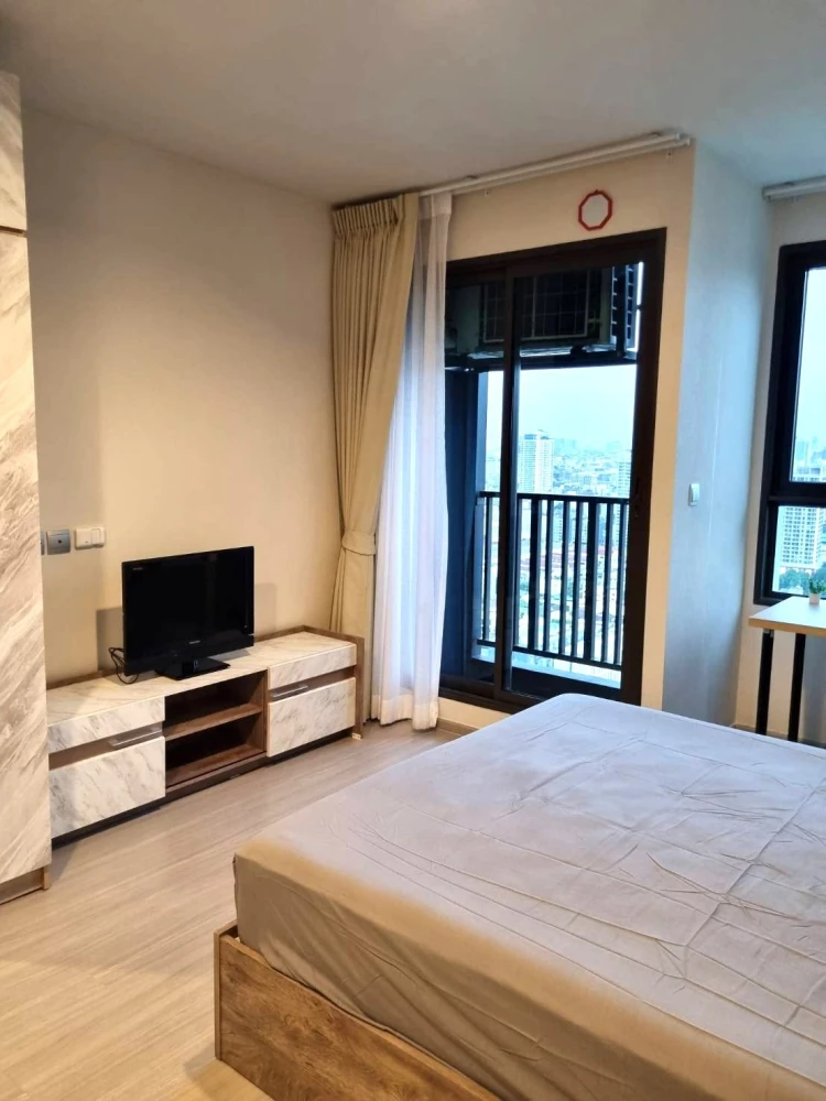 For rent: Life Ladprao. Located on a very high floor with a stunning view. This is an end unit, featuring high-quality wallpaper. Book it now!