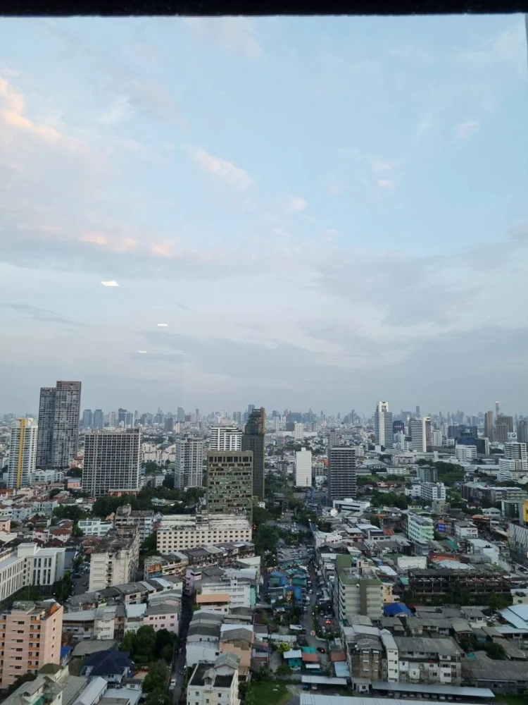 For rent: Life Ladprao. Located on a very high floor with a stunning view. This is an end unit, featuring high-quality wallpaper. Book it now!