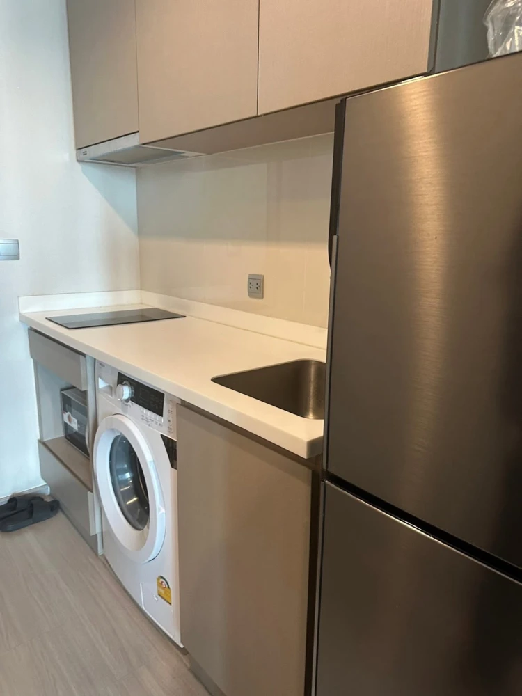 For rent: Life Ladprao. Located on a very high floor with a stunning view. This is an end unit, featuring high-quality wallpaper. Book it now!