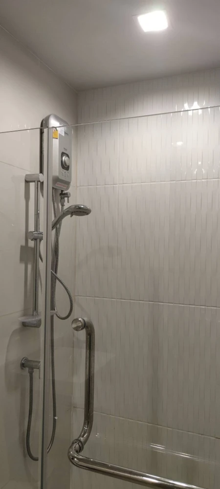 For rent: Life Ladprao. Located on a very high floor with a stunning view. This is an end unit, featuring high-quality wallpaper. Book it now!