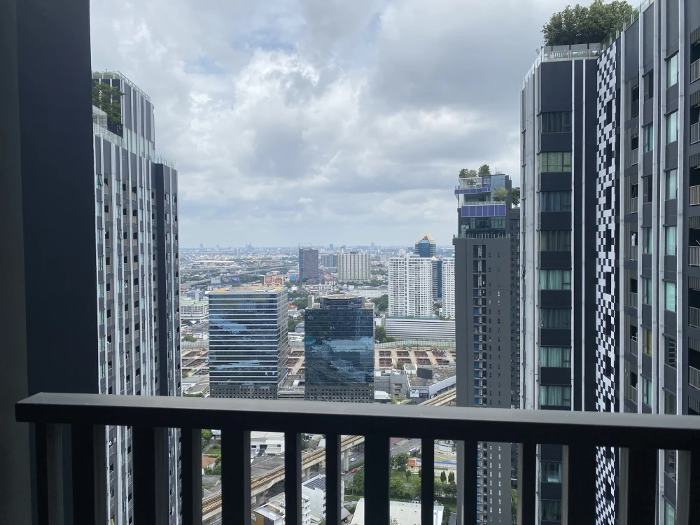 For rent: Life Ladprao, room on a very high floor with a stunning city view. Reserve now, get it first.