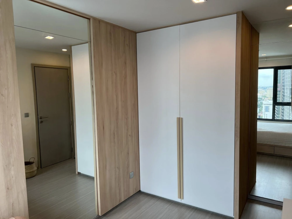 For rent: Life Ladprao, a room decorated in a Muji minimalist style, with a beautiful view from a high floor. With a good deal like this, what are you