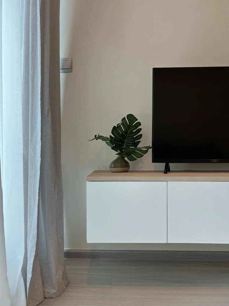 For rent: Life Ladprao, a room decorated in a Muji minimalist style, with a beautiful view from a high floor. With a good deal like this, what are you