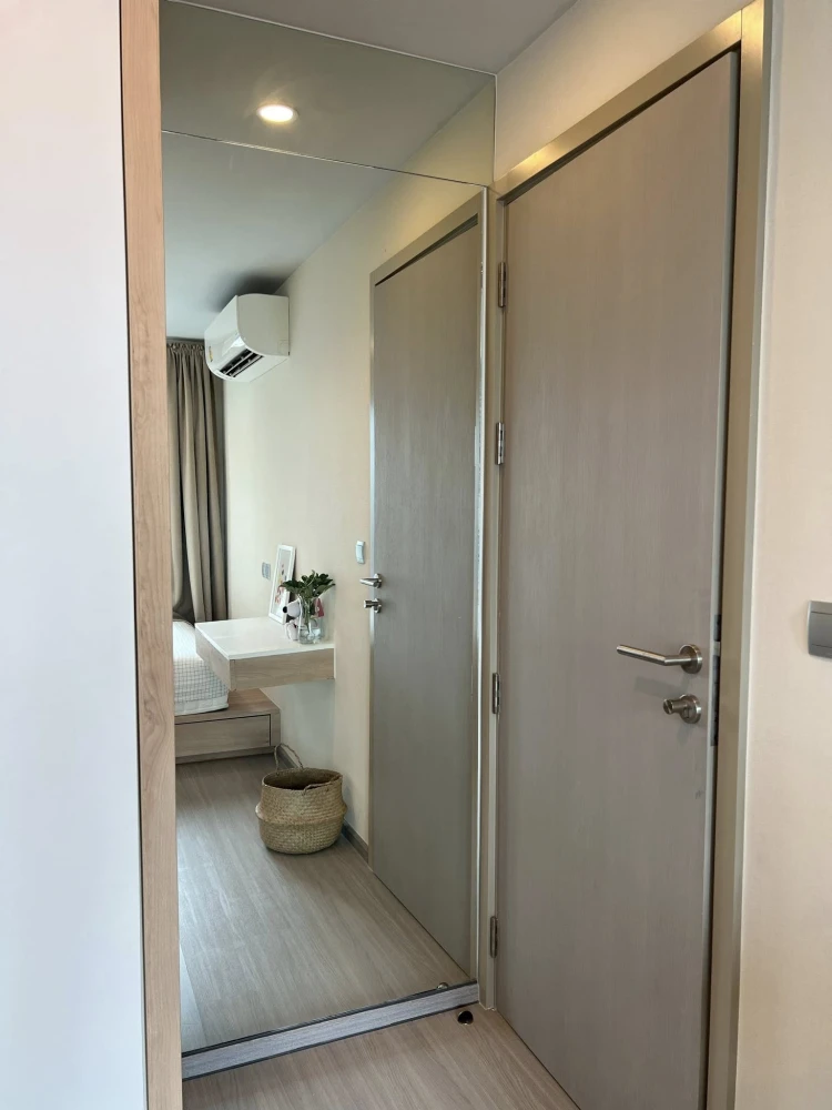 For rent: Life Ladprao, a room decorated in a Muji minimalist style, with a beautiful view from a high floor. With a good deal like this, what are you