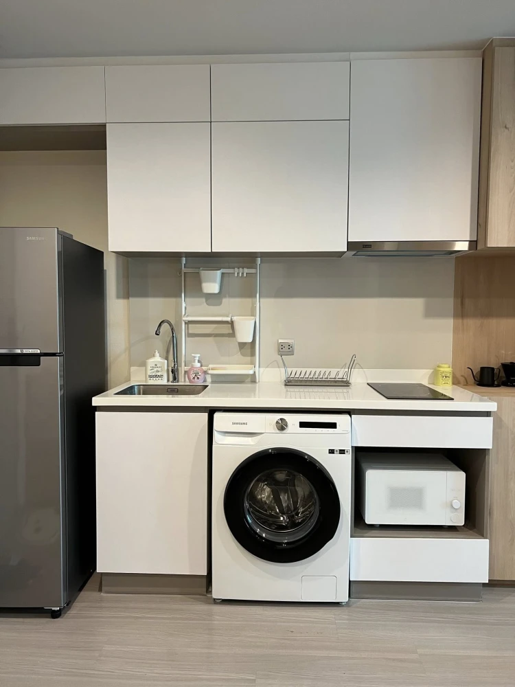 For rent: Life Ladprao, a room decorated in a Muji minimalist style, with a beautiful view from a high floor. With a good deal like this, what are you