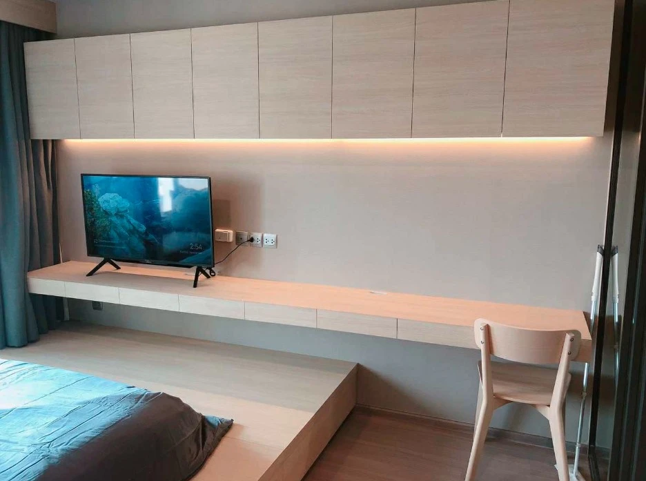 For rent: Life Ladprao, fully furnished, lots of storage space, very comfortable room, high floor, beautiful view, a warm room like this can be yours.