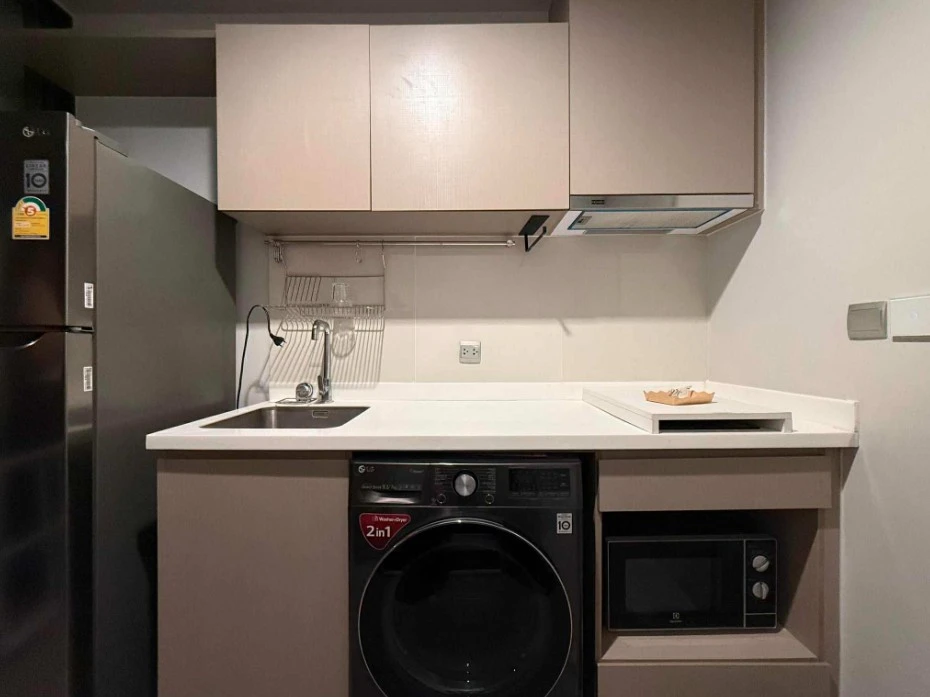 For rent: Life Ladprao, fully furnished, lots of storage space, very comfortable room, high floor, beautiful view, a warm room like this can be yours.