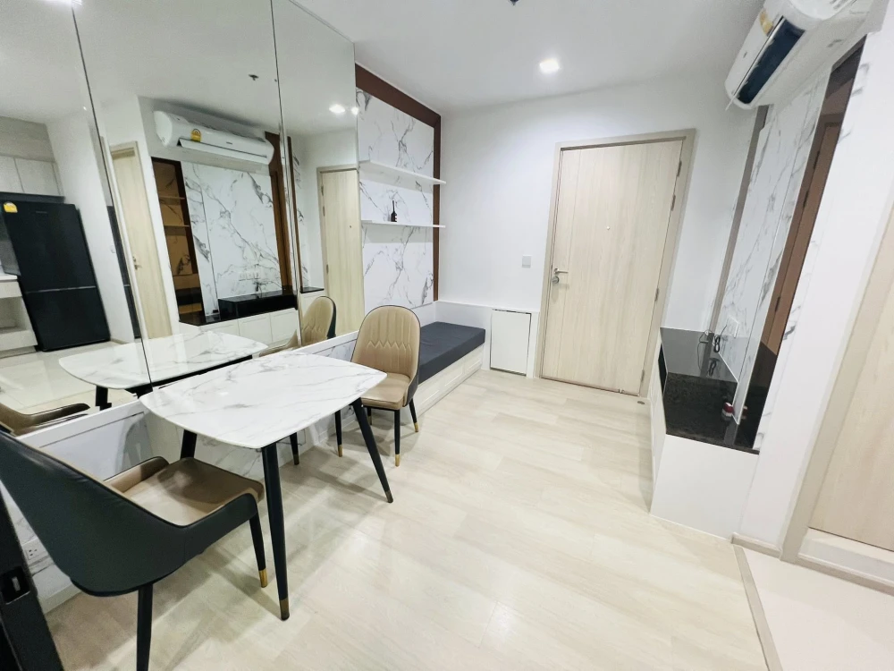 For rent: Life One Wireless, 16th floor, Central Embassy view room, marble-pattern built-in decoration, beautiful, luxurious, expensive, must book.