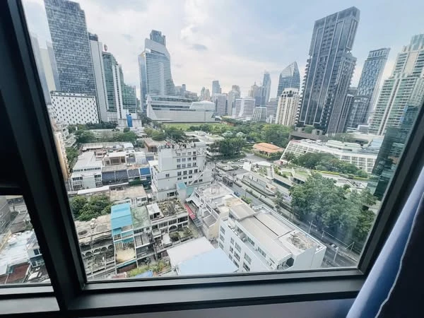 For rent: Life One Wireless, 16th floor, Central Embassy view room, marble-pattern built-in decoration, beautiful, luxurious, expensive, must book.