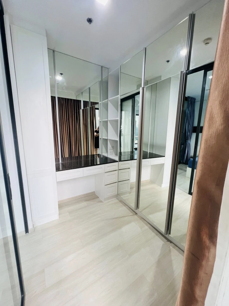 For rent: Life One Wireless, 16th floor, Central Embassy view room, marble-pattern built-in decoration, beautiful, luxurious, expensive, must book.