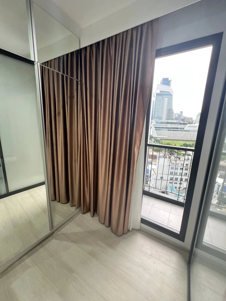 For rent: Life One Wireless, 16th floor, Central Embassy view room, marble-pattern built-in decoration, beautiful, luxurious, expensive, must book.