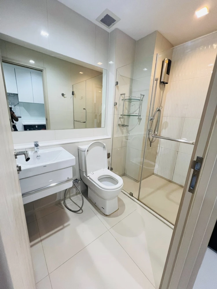 For rent: Life One Wireless, 16th floor, Central Embassy view room, marble-pattern built-in decoration, beautiful, luxurious, expensive, must book.