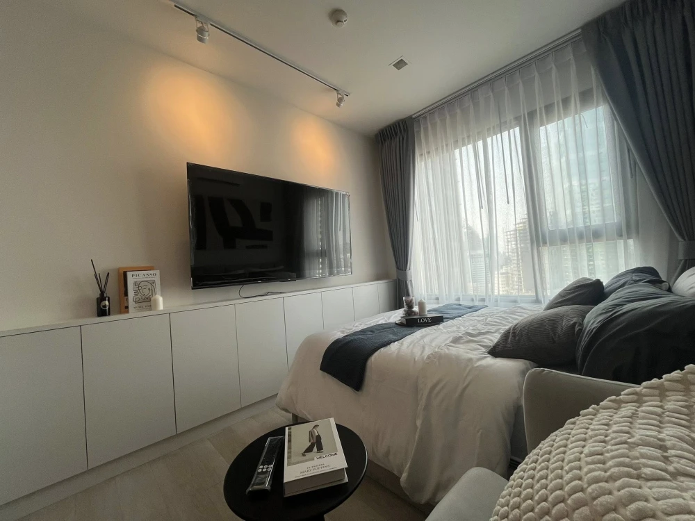 For rent: Life One Wireless, 26th floor. High floor, bright and airy view. Fully furnished with all appliances. Ready to move in.