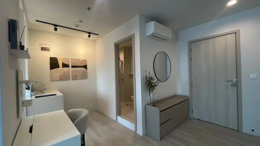 For rent: Life One Wireless, 26th floor. High floor, bright and airy view. Fully furnished with all appliances. Ready to move in.