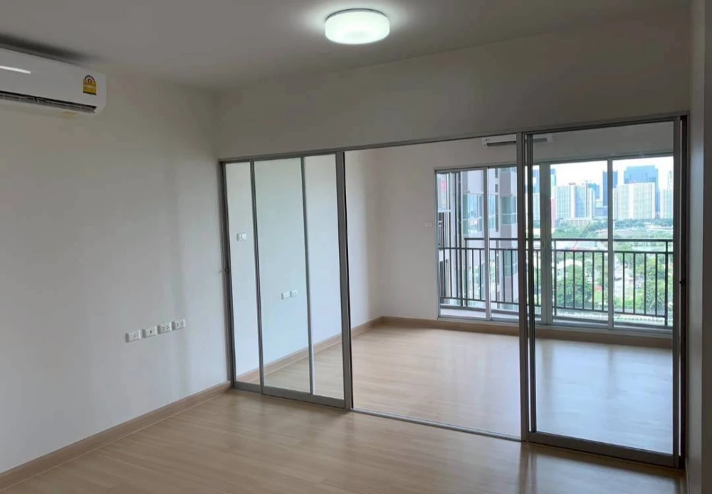 For rent: Life One Wireless, 32nd floor, very high, beautiful city view, north-facing room, cool and comfortable, ready to move in immediately.
