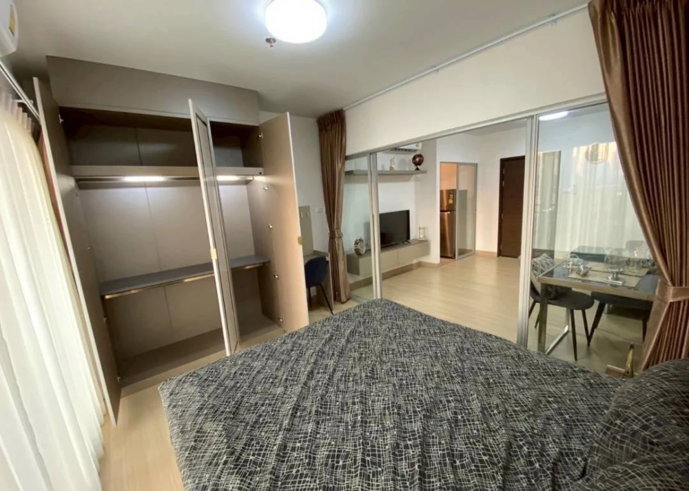 For rent: Life One Wireless, 32nd floor, very high, beautiful city view, north-facing room, cool and comfortable, ready to move in immediately.