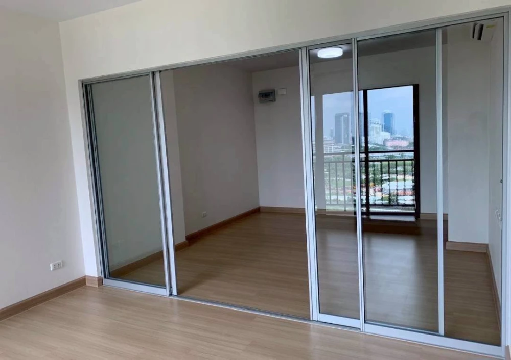 For rent: Life One Wireless, 32nd floor, very high, beautiful city view, north-facing room, cool and comfortable, ready to move in immediately.