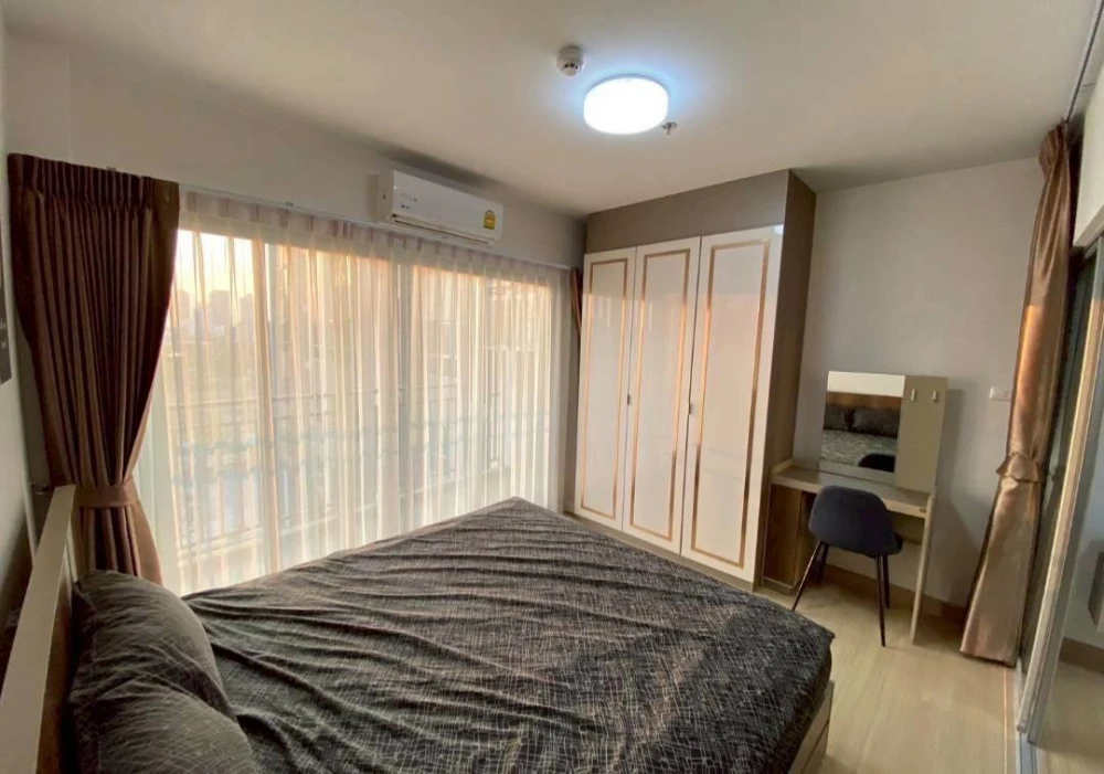 For rent: Life One Wireless, 32nd floor, very high, beautiful city view, north-facing room, cool and comfortable, ready to move in immediately.