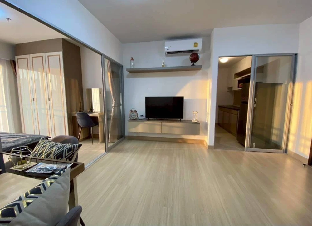 For rent: Life One Wireless, 32nd floor, very high, beautiful city view, north-facing room, cool and comfortable, ready to move in immediately.