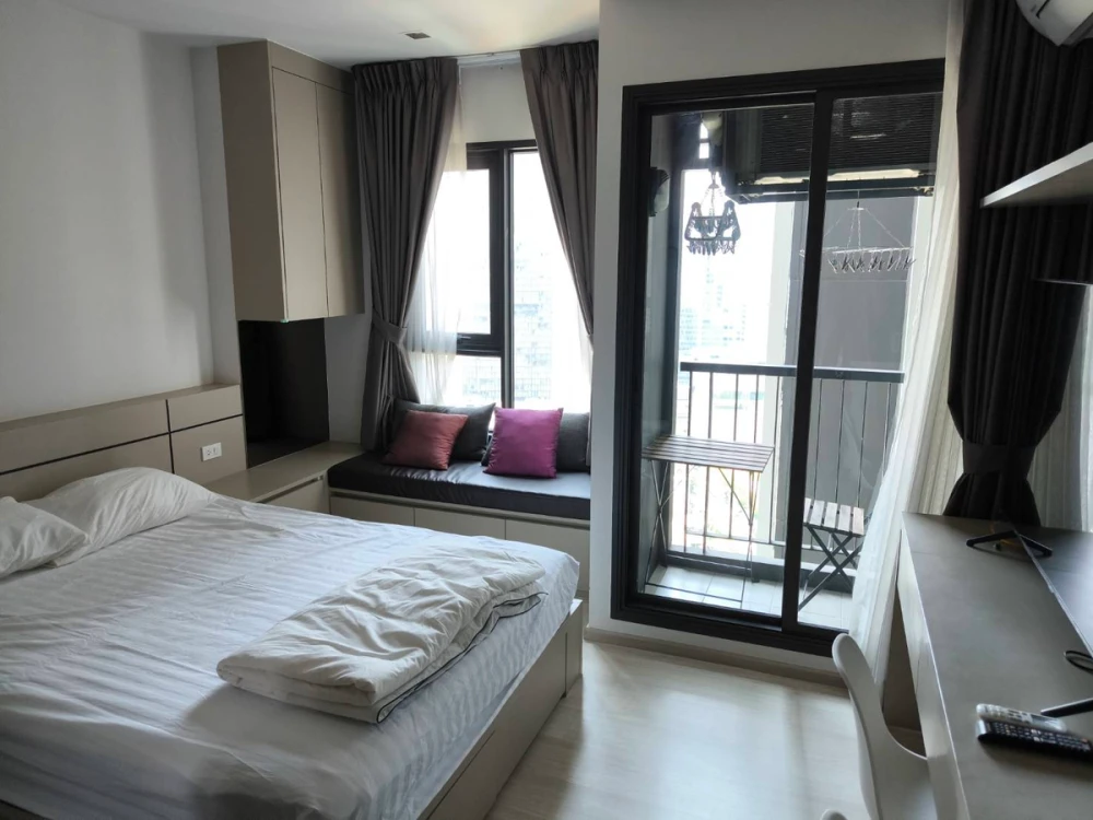 For rent, Life One Wireless, 39th floor, high floor, good view, fully furnished, nice to live in, reserve now, don't miss out.