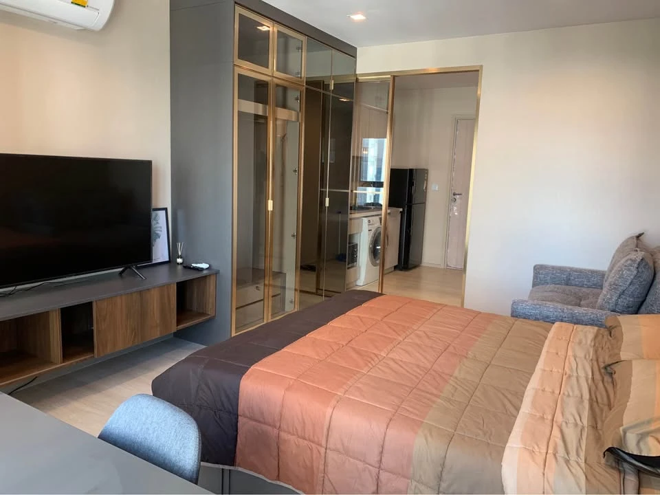 For rent: Life One Wireless, Studio room, very high floor, fully furnished and electric appliances. Interested, please book now.