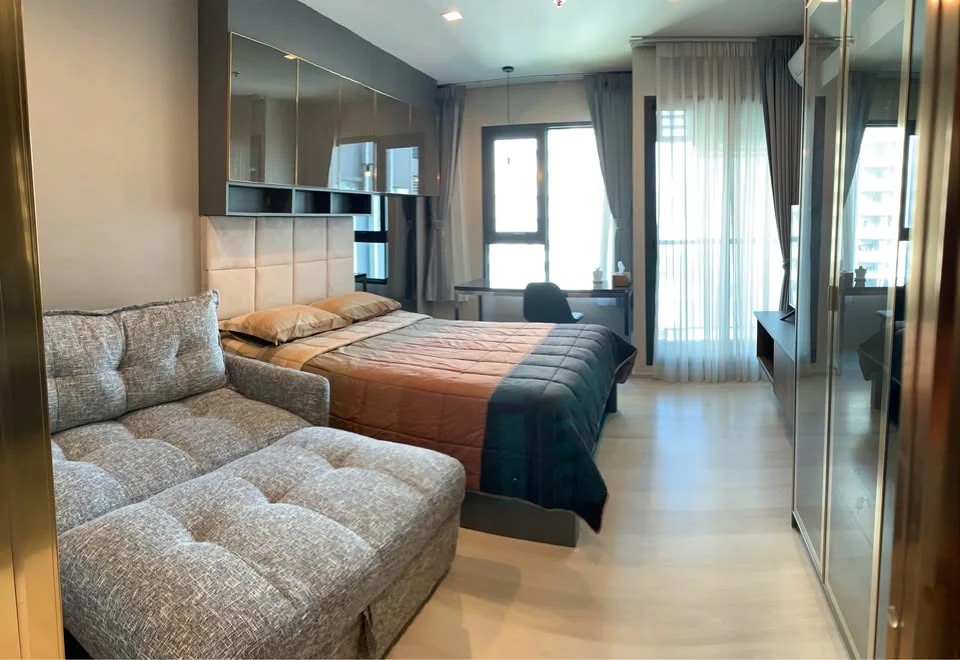 For rent: Life One Wireless, Studio room, very high floor, fully furnished and electric appliances. Interested, please book now.