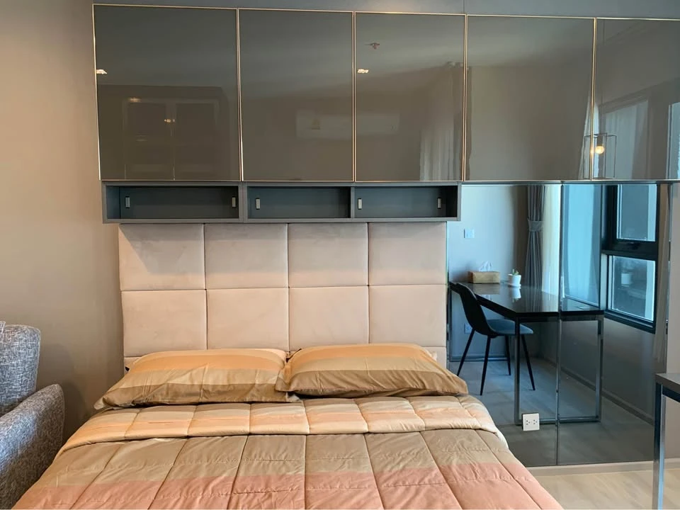 For rent: Life One Wireless, Studio room, very high floor, fully furnished and electric appliances. Interested, please book now.