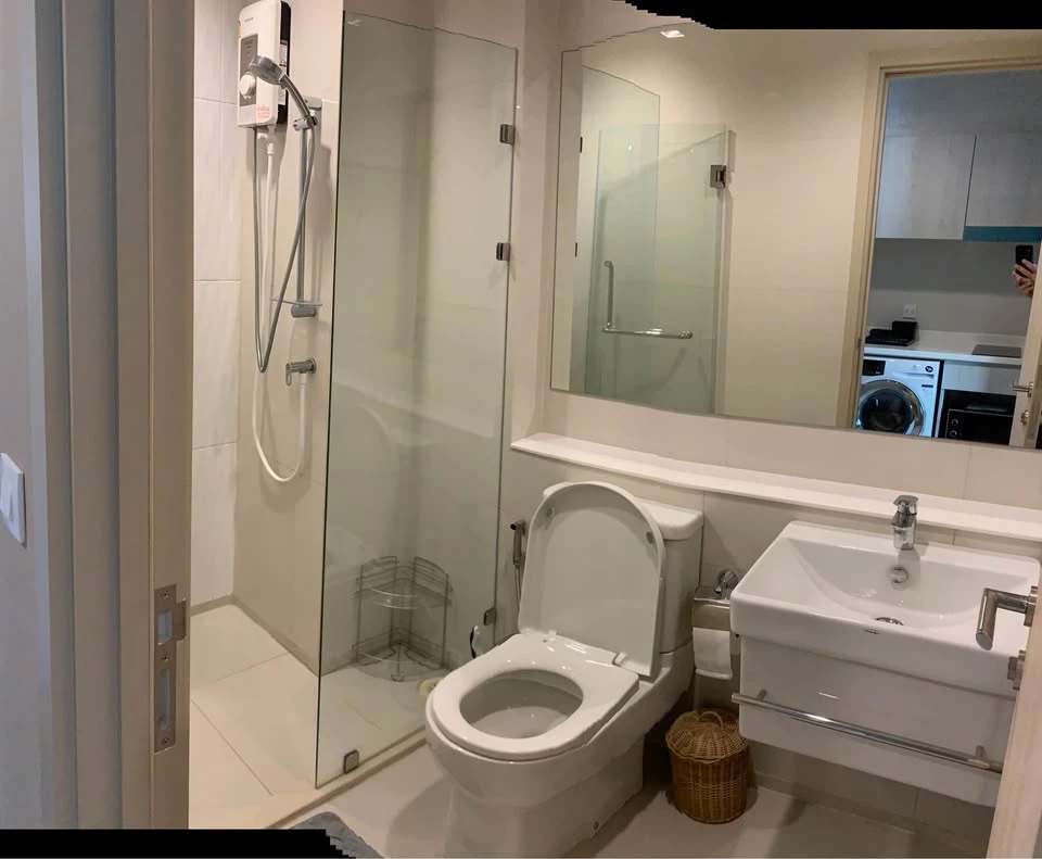 For rent: Life One Wireless, Studio room, very high floor, fully furnished and electric appliances. Interested, please book now.