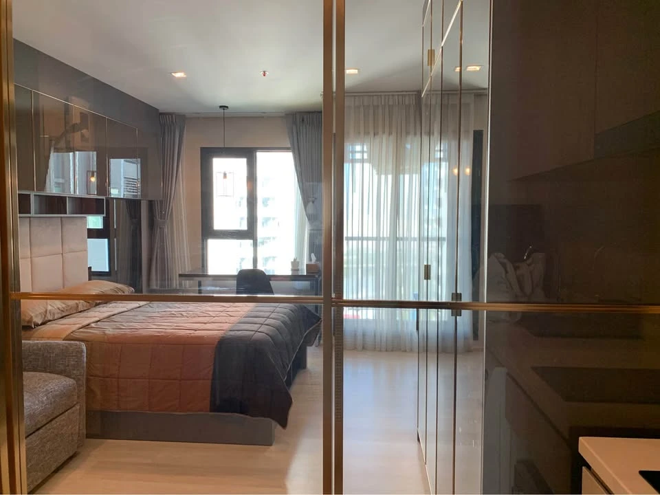 For rent: Life One Wireless, Studio room, very high floor, fully furnished and electric appliances. Interested, please book now.