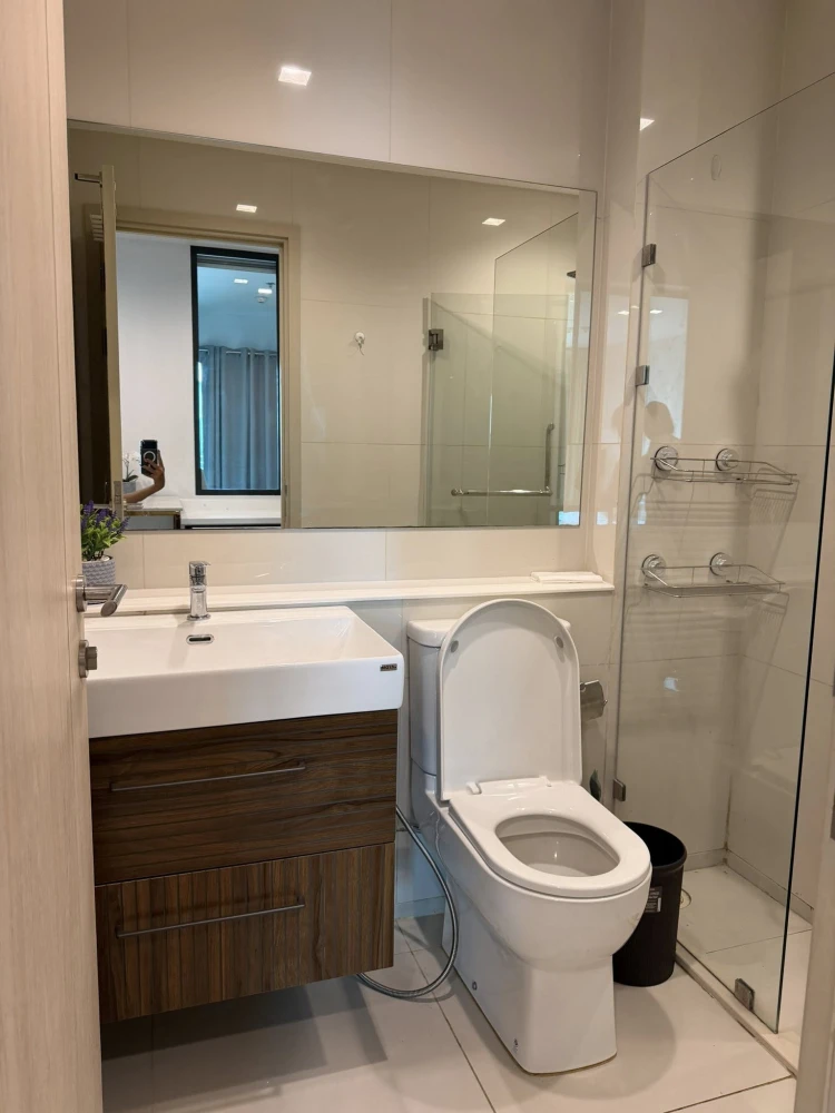 For rent: Life One Wireless, high floor unit, beautifully decorated, city view, premium location, fully furnished with appliances, ready to move in.