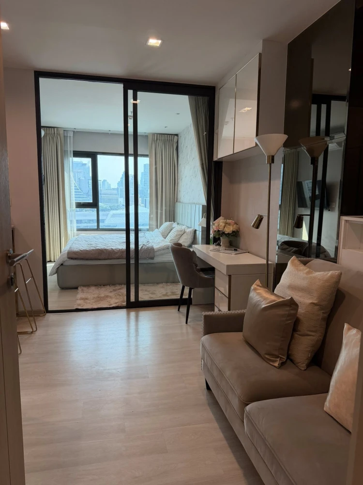 For rent: Life One Wireless, high floor unit, beautifully decorated, city view, premium location, fully furnished with appliances, ready to move in.