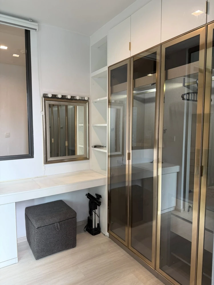 For rent: Life One Wireless, high floor unit, beautifully decorated, city view, premium location, fully furnished with appliances, ready to move in.