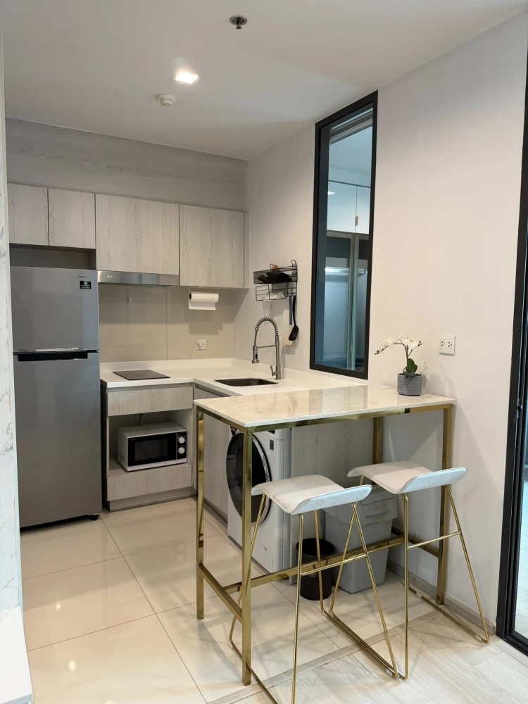 For rent: Life One Wireless, high floor unit, beautifully decorated, city view, premium location, fully furnished with appliances, ready to move in.